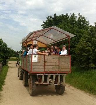 Traktorfahren über das Landgut